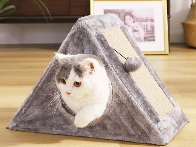 Triangularno praskalno in hiša za mačke z žogico