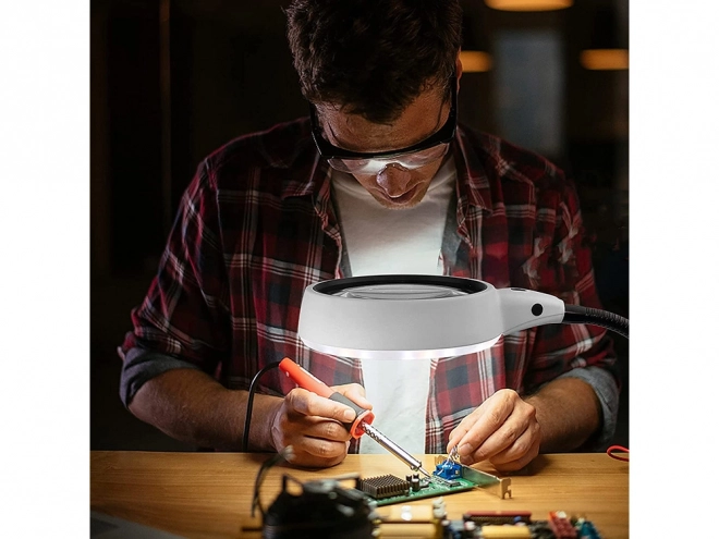 Kozmetična lupa z LED osvetlitvijo