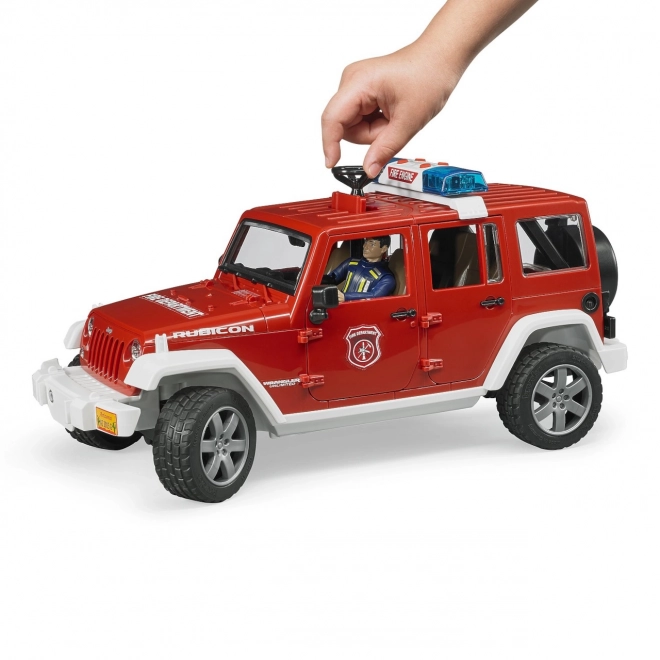 Bruder Rdeči gasilski JEEP WRANGLER s figurico in dodatki