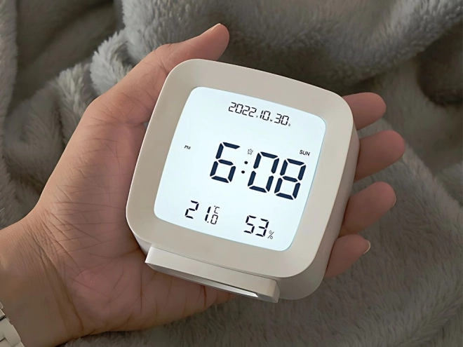 Budilka s funkcijo dremeža in merjenjem temperature in vlažnosti