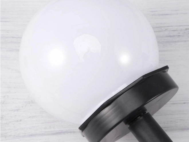 Sončne vrtne svetilke bele krogle z LED osvetlitvijo