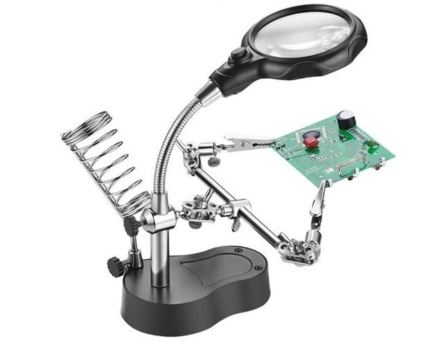 Tretja roka z lupo in LED osvetlitvijo