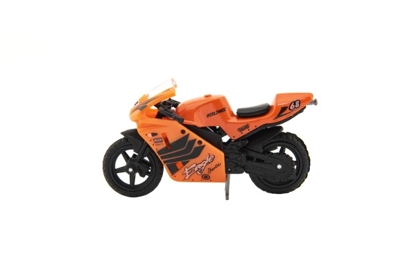 Motor s kovinskim/plastičnim dirkačem 8cm z mešanimi vrstami v prostem teku na kartici
