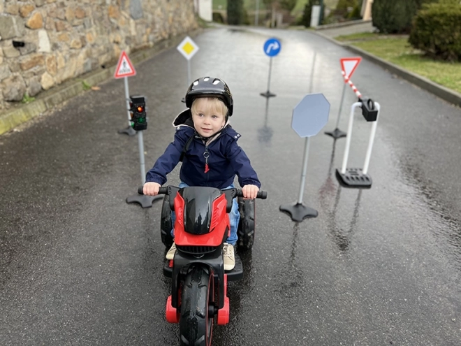 Realistična igra s poganjalci in motorji