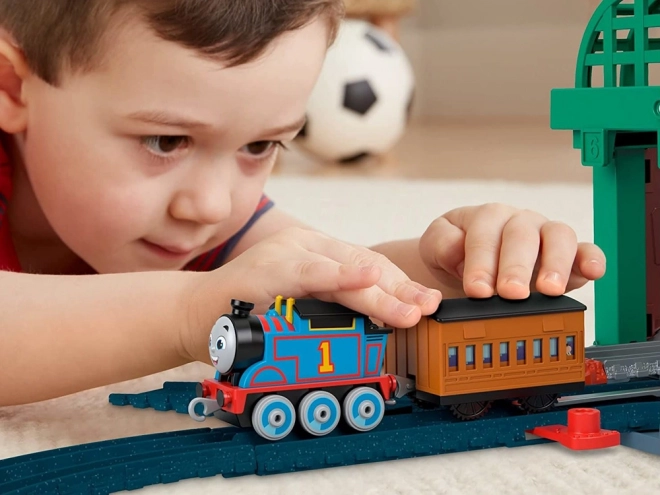 Fisher-Price Vlak Tomo in prijatelji Postaja Grodkov lokomotiva