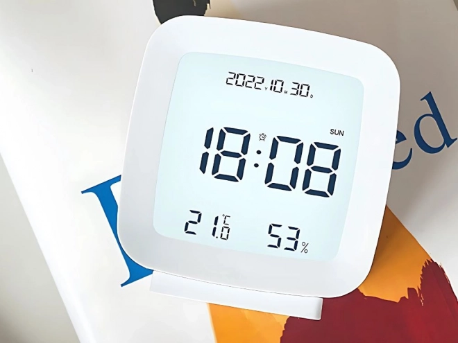 Budilka s funkcijo dremeža in merjenjem temperature in vlažnosti