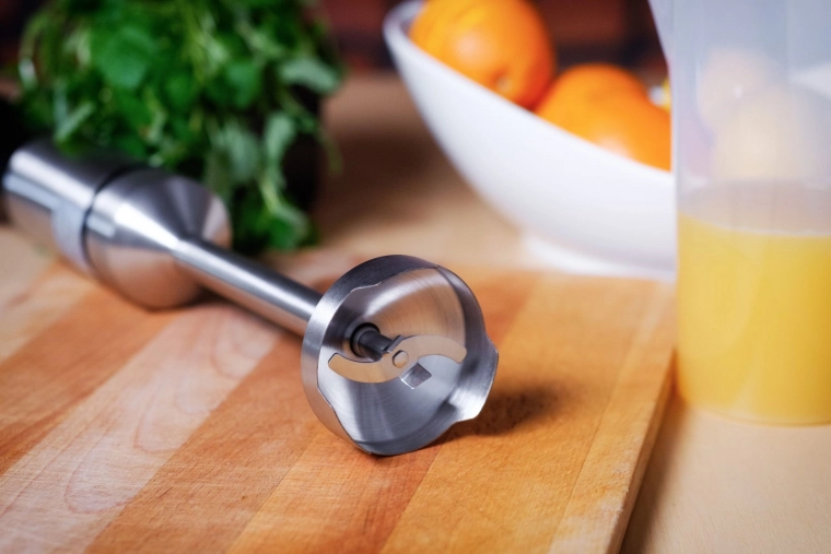 Kovinski nastavek in nerjavni dvojni rezili