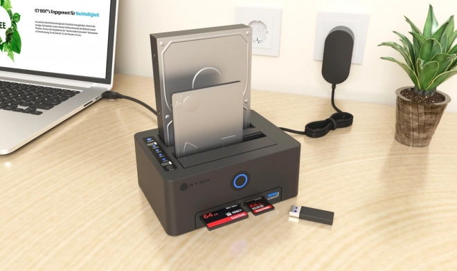Čitalec kartic z dvojno pristajalno postajo za SSD/HDD
