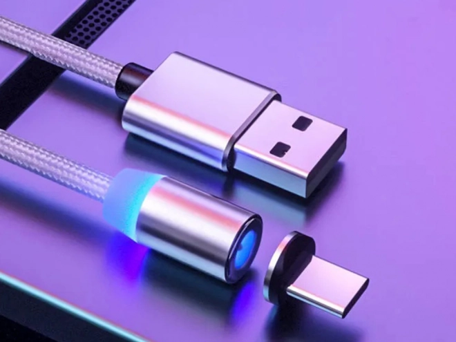 Magnetni polnilni kabel s tremi priključki