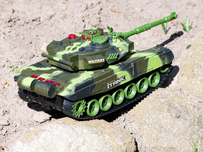 RC tank na daljinsko upravljanje 2,4 GHz gozdna kamuflaža