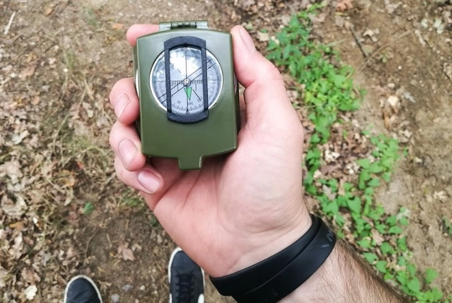 Vojniški kompas za zunanjo navigacijo
