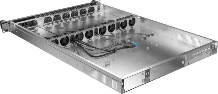 Napredno hlajenje: 8× 40 mm PWM z nizkim hrupom