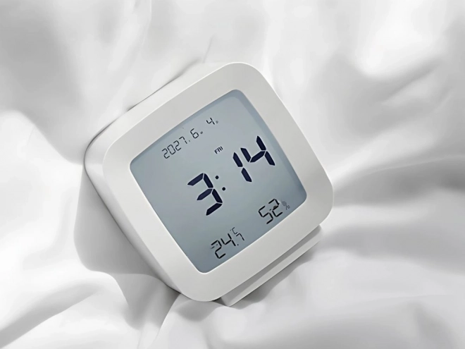 Budilka s funkcijo dremeža in merjenjem temperature in vlažnosti