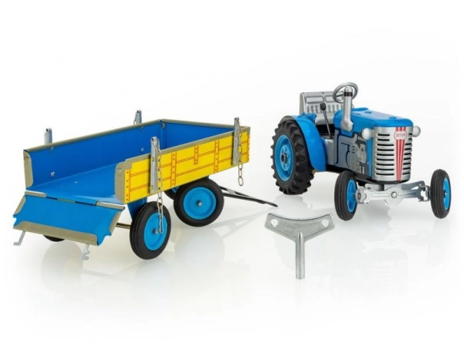 Traktor Zetor z navesom rdeč na ključek kovinski 28cm Kovap v škatli