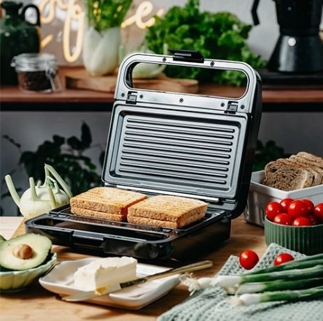 Adler Europe večnamenski toaster 2v1 črn