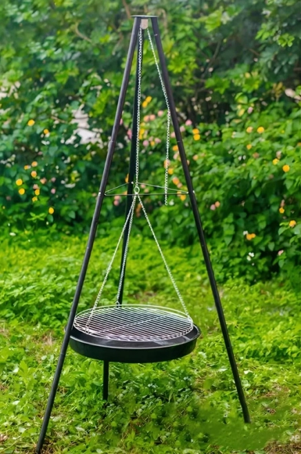 Vrtni žar Vrtni kamin žar s rešetko na trinožcu