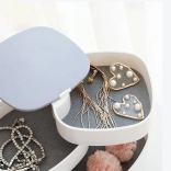 Bela večnivojska škatla za nakit